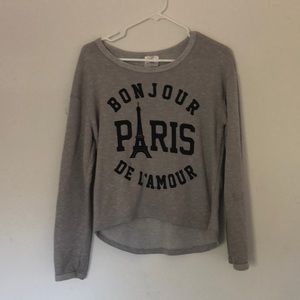gray long sleeved shirt